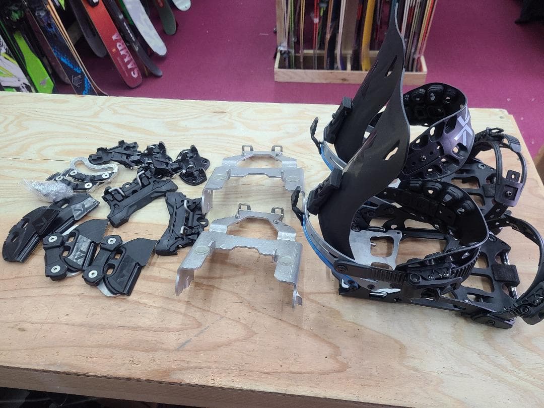 スノーボード L KARAKORAM NOMAD 2023 + CRAMPONS