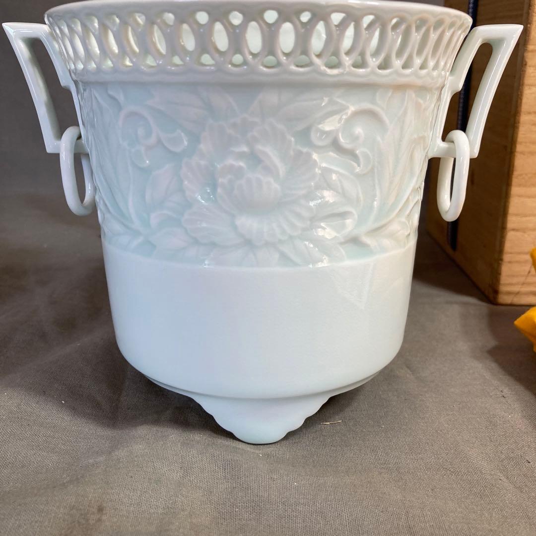 【樋渡陶六】伝統工芸会　重要無形文化財　樋渡陶六作　青白磁彫獅子牡丹唐草文　香炉