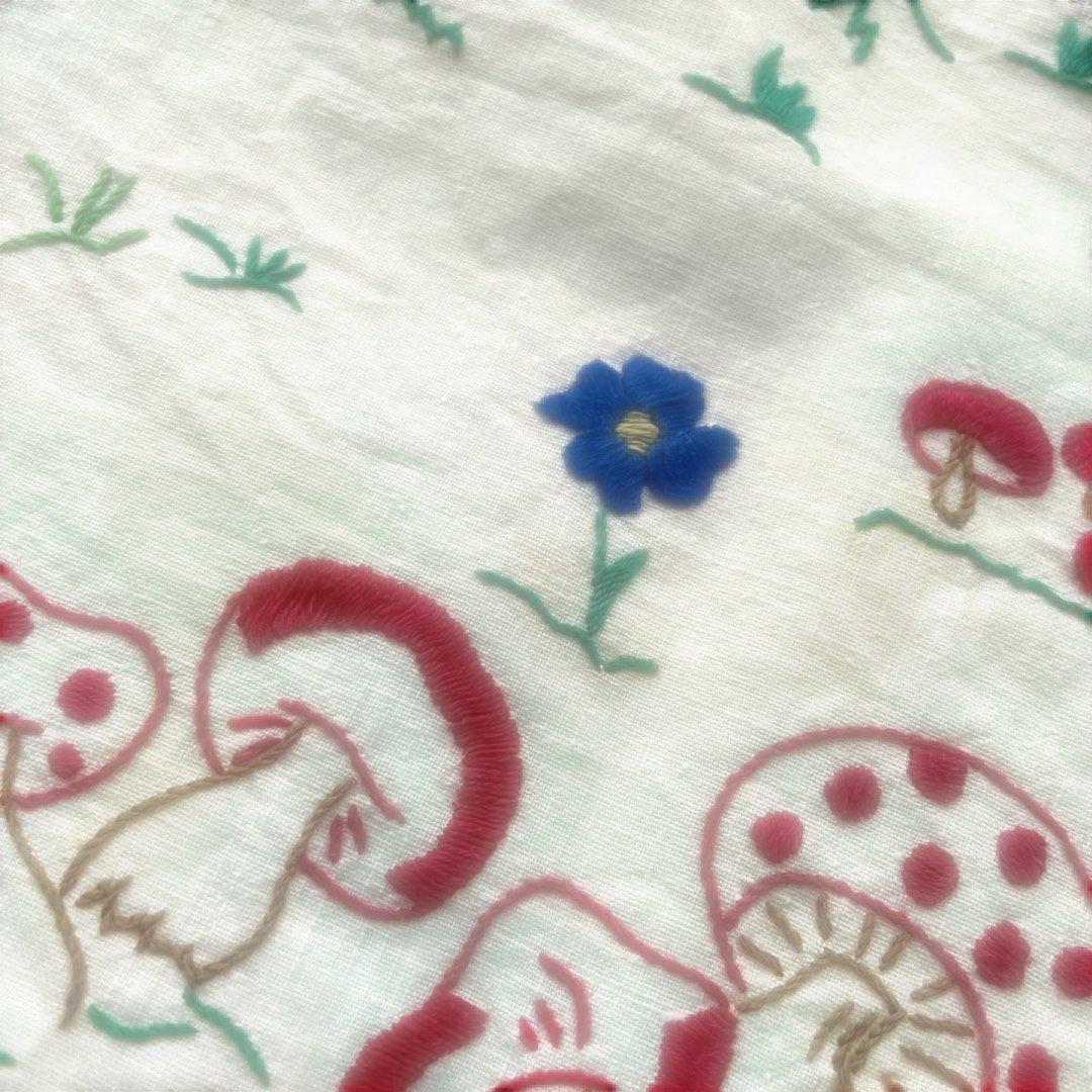 【アンティーク】ハンガリー蚤の市　刺繍クロス　キノコと花