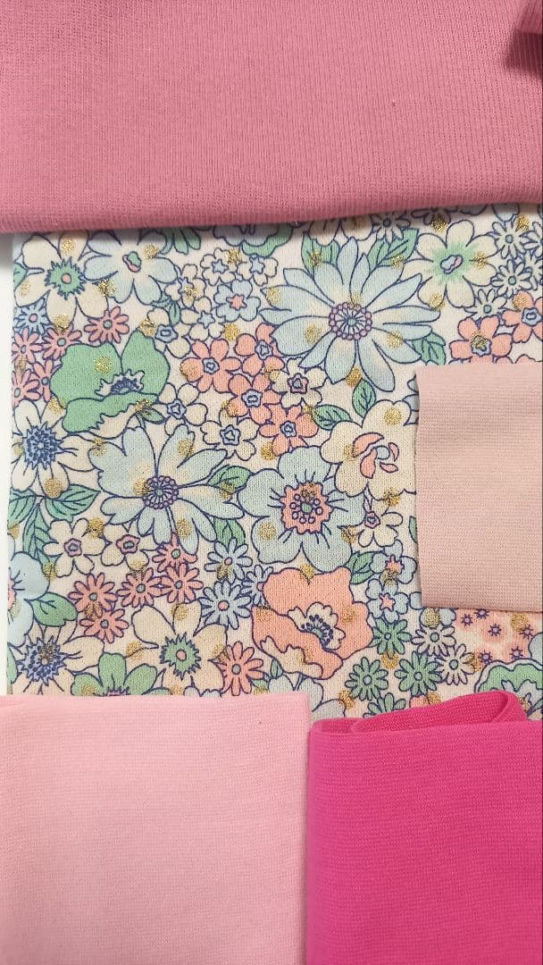 ハンドメイド　犬の花柄の服