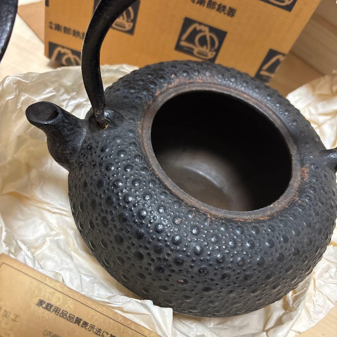 黒い鋳鉄製の鉄瓶 約1.6リットル