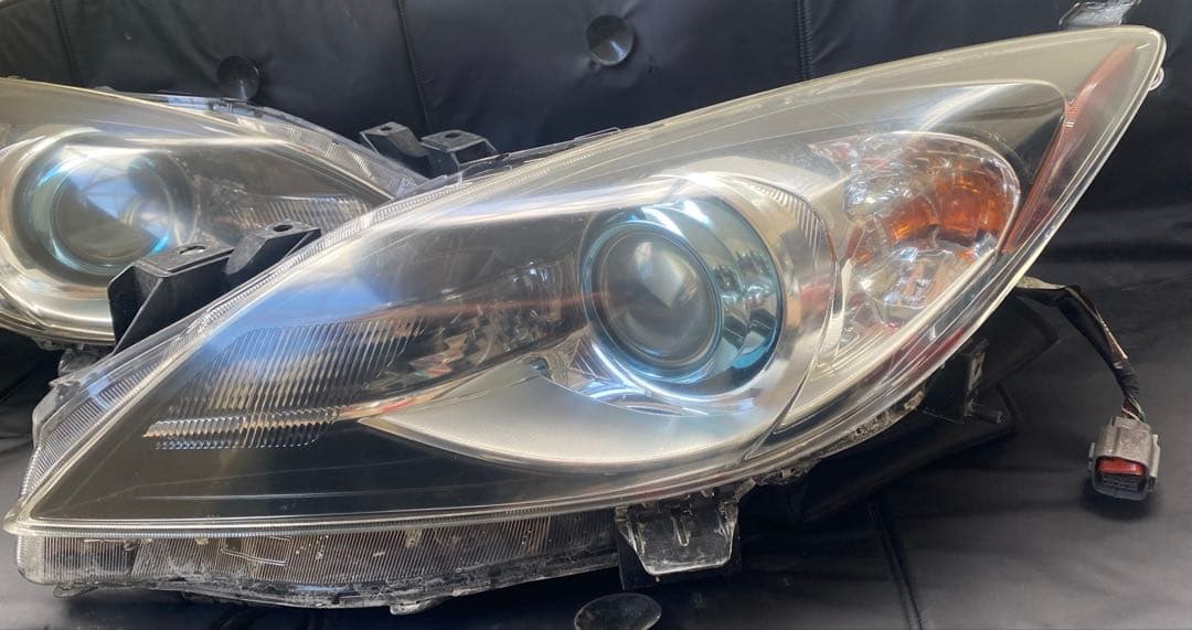 マツダ アクセラ（MAZDA3）純正ヘッドライト 左右セットです。