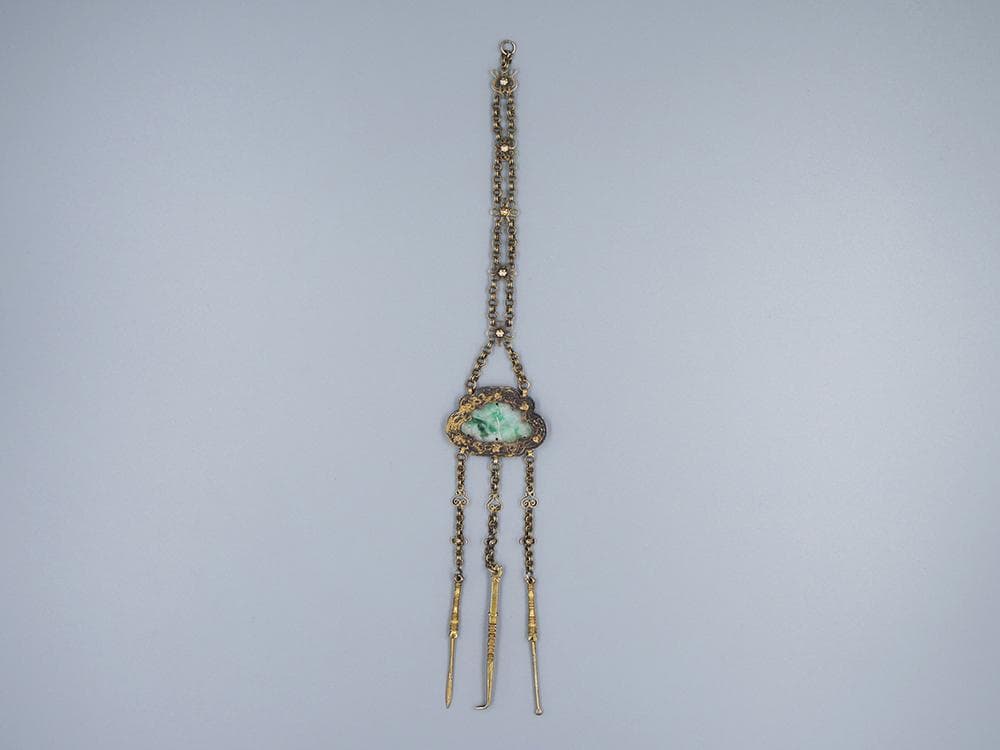 【銀】　★ 官品 銀鍍金嵌翡翠圧襟三件套 ★　清朝期　花卉 累糸文様　雅玩雑項