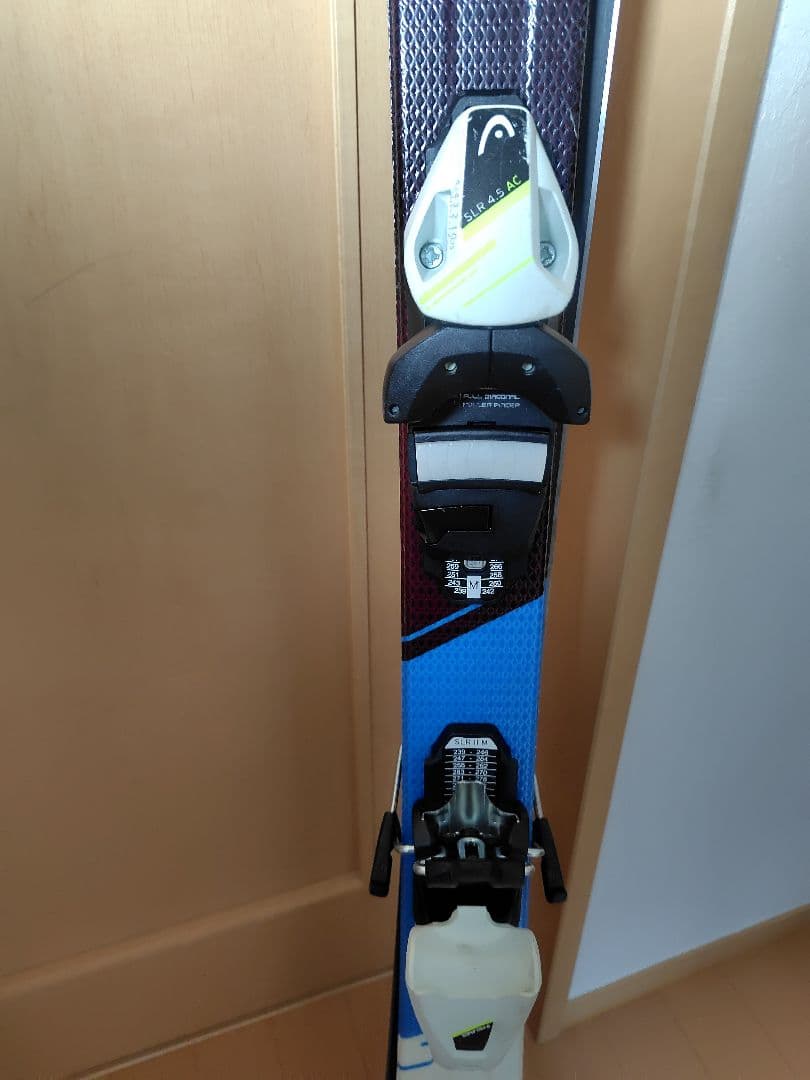 スキー板、ブーツ、ストック