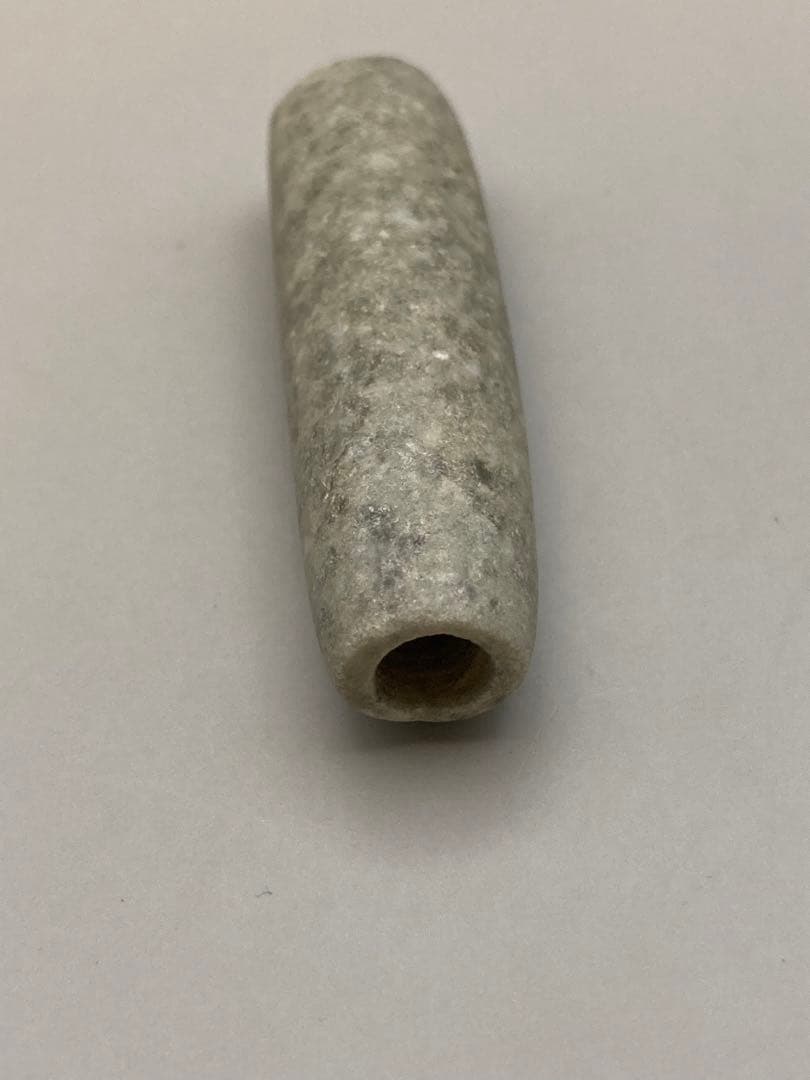 ①マヤ翡翠　穴付き　希少　天然石