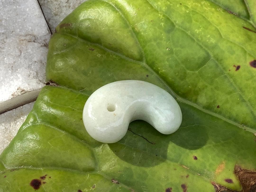 ✳神様からの贈り物‼️ 勾玉　糸魚川翡翠ジェダイト本物をお身近に　最安値　鑑別…