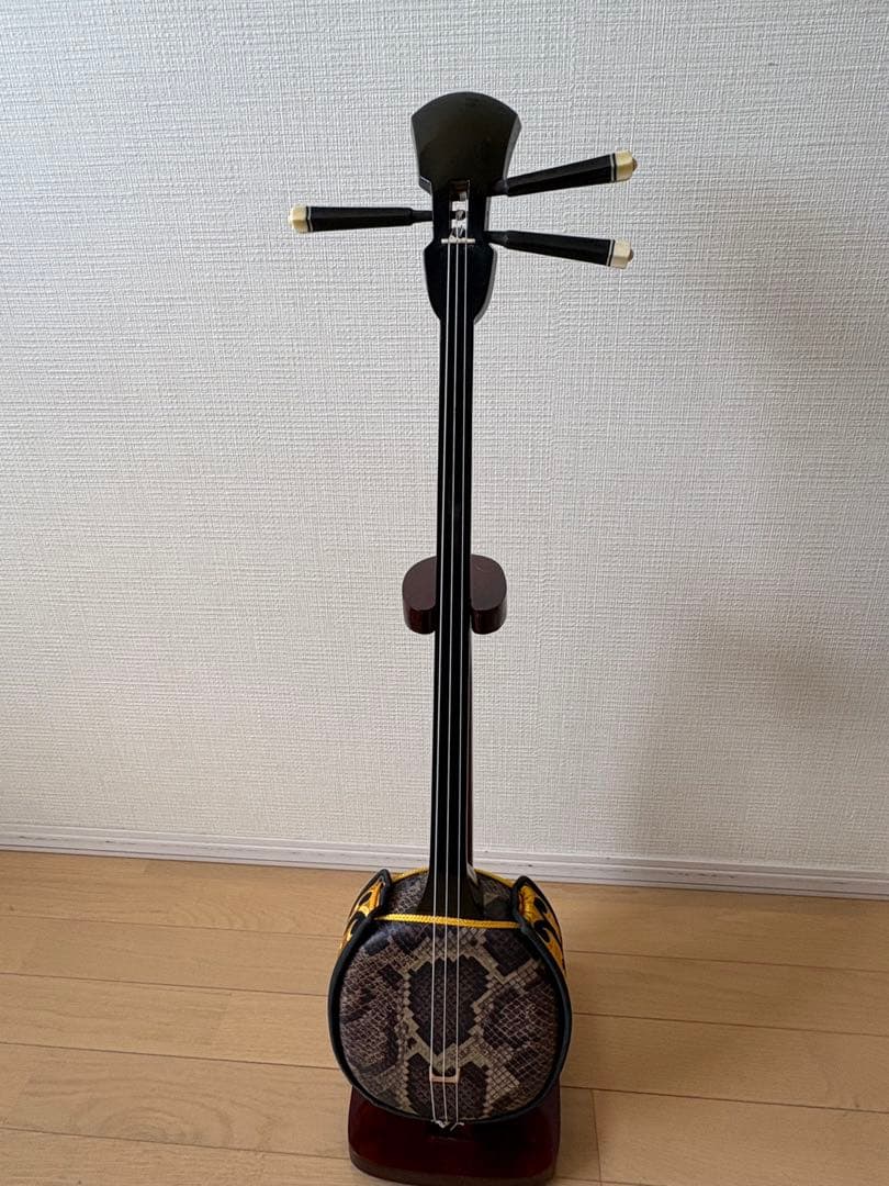 再度値下げしました古い沖縄又吉三線 本体 ハードケース付き