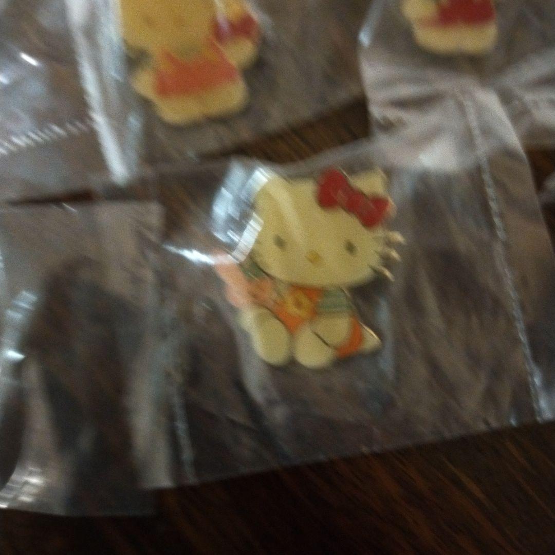ハローキティ ピンバッジセット 12個