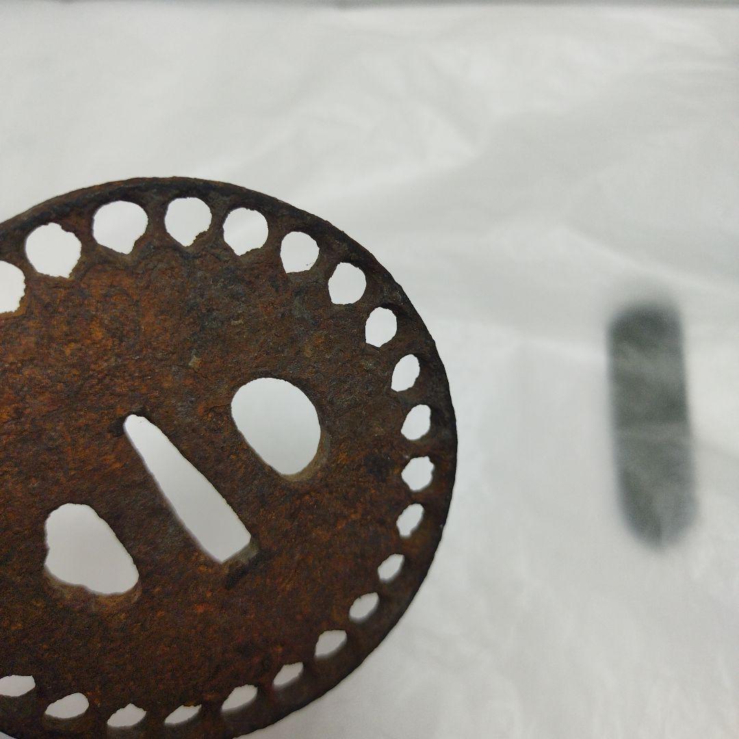 鉄製 鍔(つば) 丸型穴付き 無銘 丸形日本刀 アンティーク