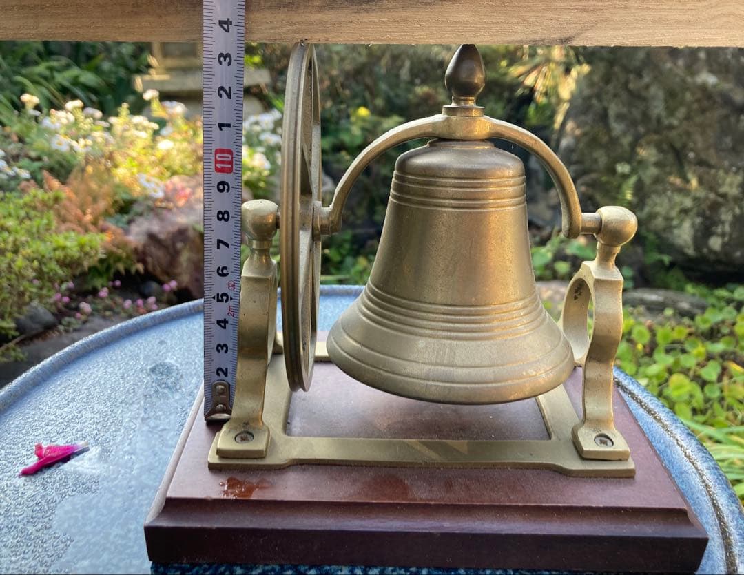 素敵なアンティーク風　真鍮製 車輪付きベル 木製台座