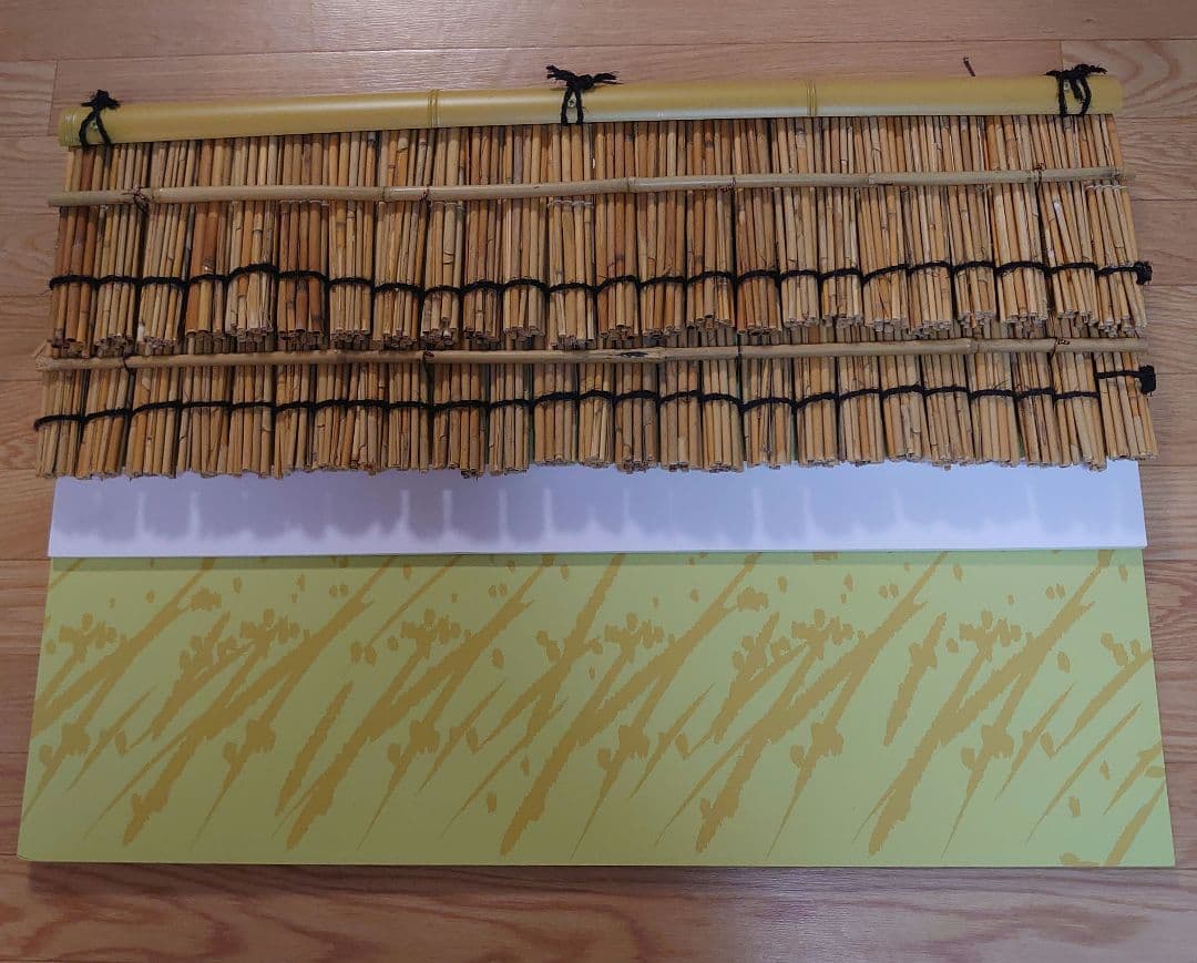 茅葺き屋根　陳列棚の飾り　稲家屋根