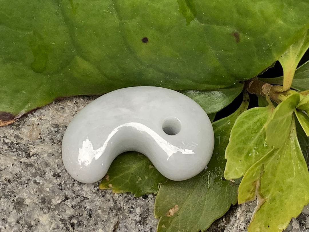 ✳神からの授かり　糸魚川翡翠勾玉　濃いめの白肌　機械鑑定書付の極上品質‼️