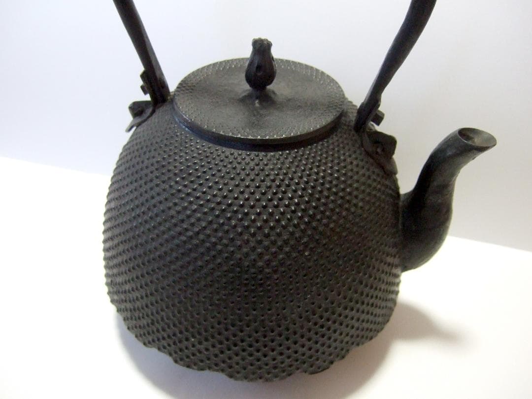 真正南部 雅泉 鬼面鐶付 虫喰摘み あられ紋 鉄瓶 在銘 南部型