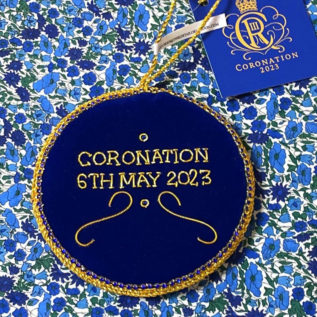 バッキンガム宮殿　チャールズ国王　記念オーナメント　エリザベス女王　ビーズ刺繍