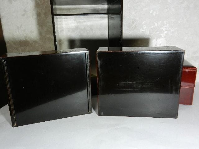 年代物の蓋付き四段重ね蒔絵菓子箪笥（蜻蛉蝶・牡丹菊蒔絵）