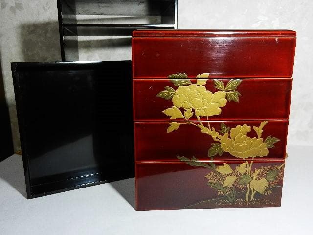 年代物の蓋付き四段重ね蒔絵菓子箪笥（蜻蛉蝶・牡丹菊蒔絵）
