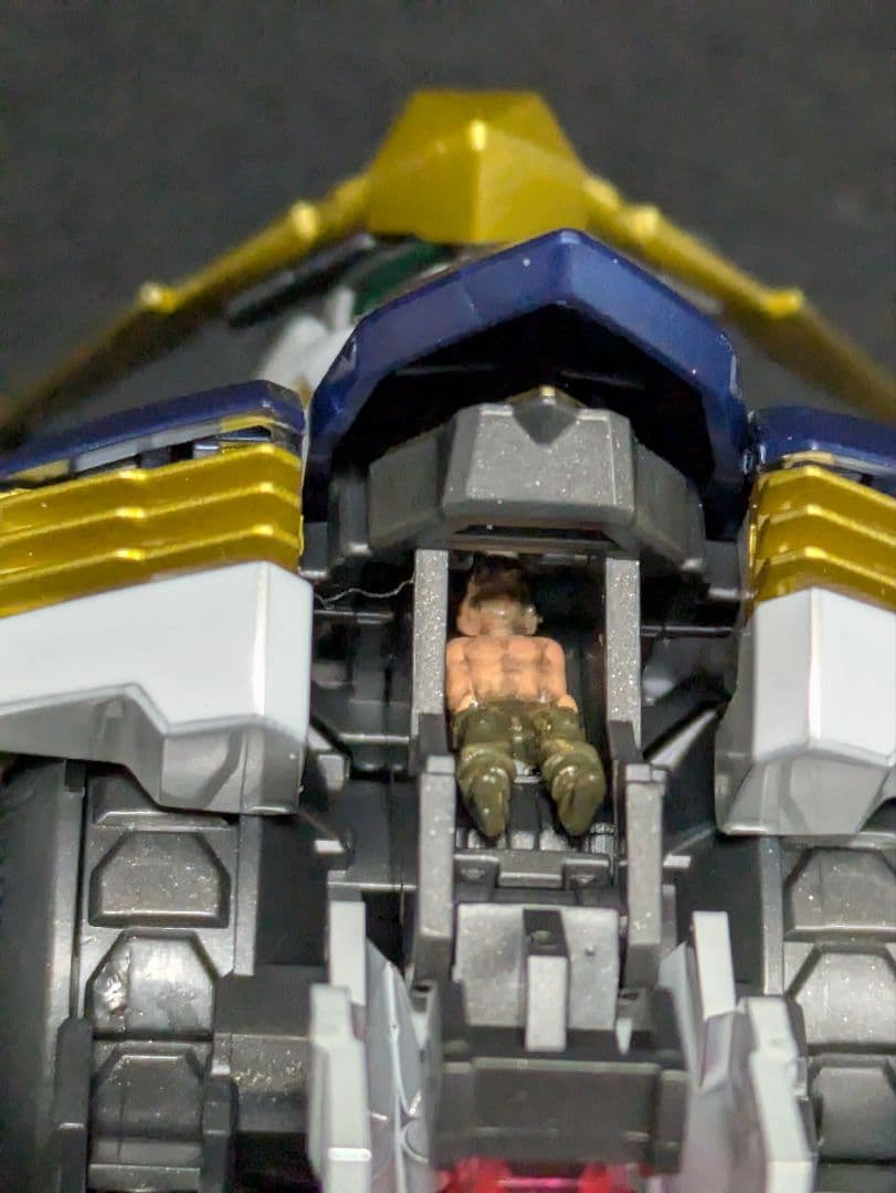 MG 1/100 ガンダムバルバトス[チタニウムフィニッシュ] 完成品ガンプラ