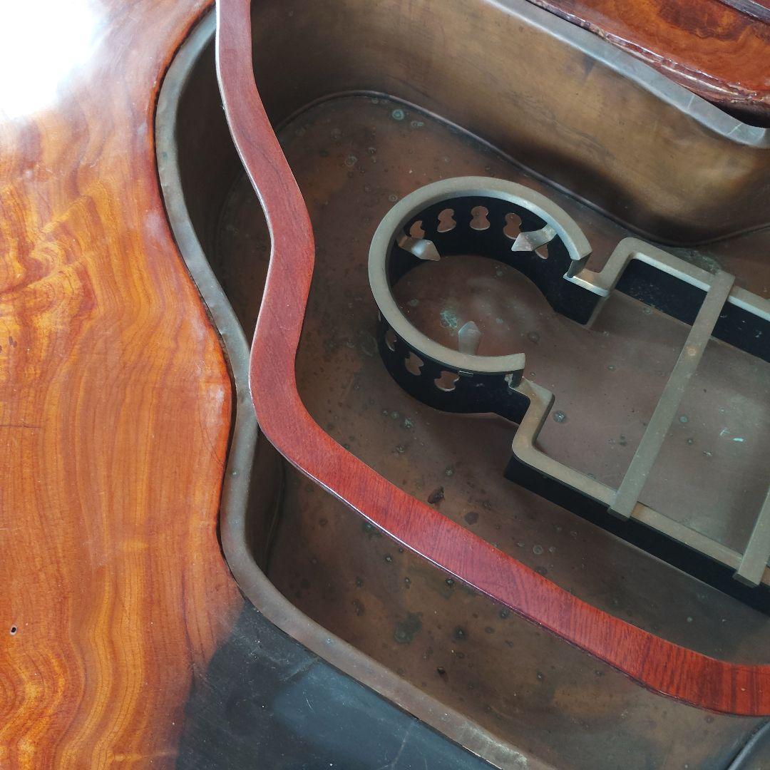 杉の木の自然形状座卓