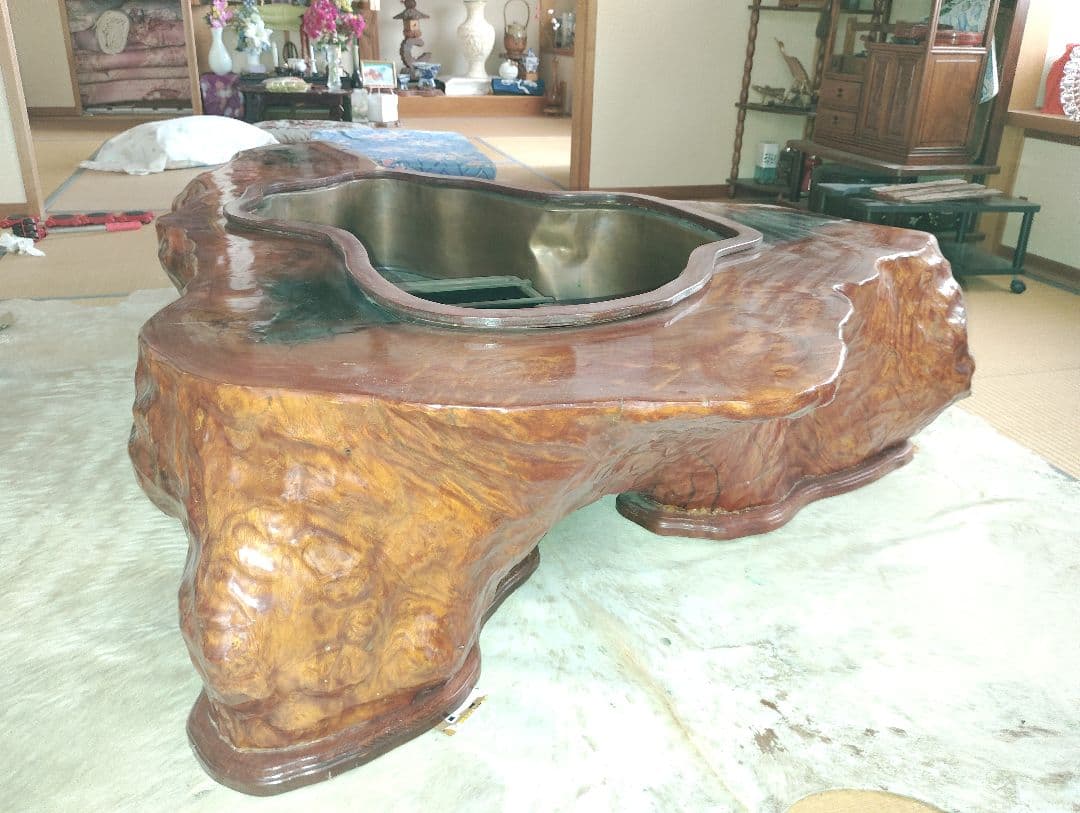 杉の木の自然形状座卓