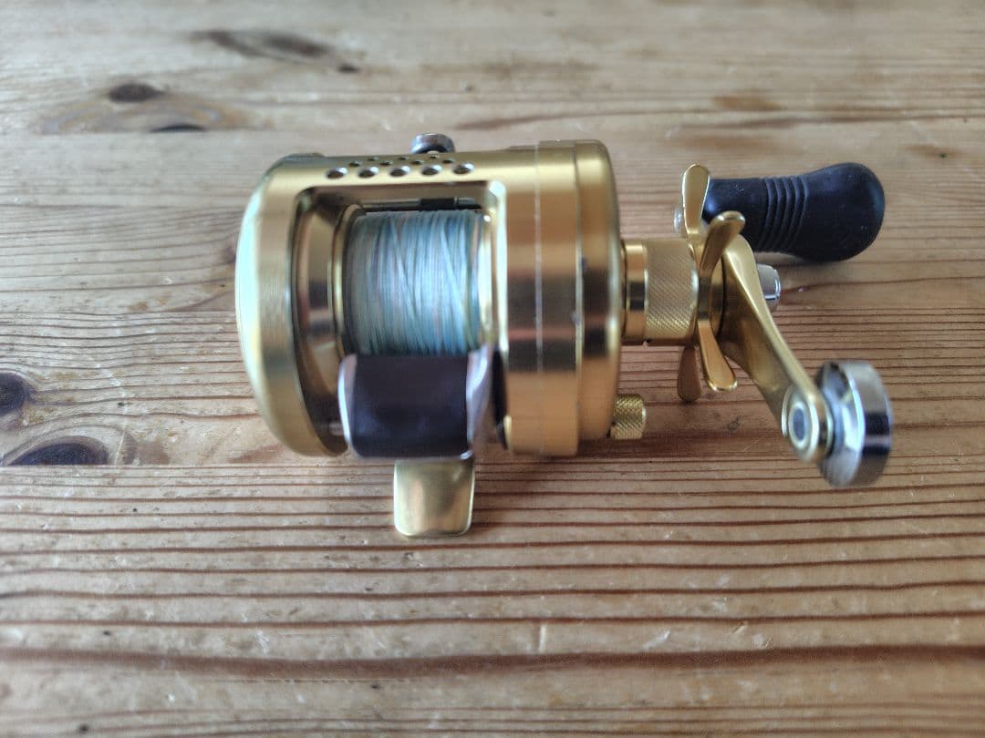 シマノSHIMANO カルカッタコンクエスト200f 右巻き