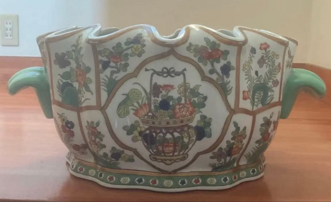 花と果物の装飾 陶器の水鉢、手描き、シノワズリ