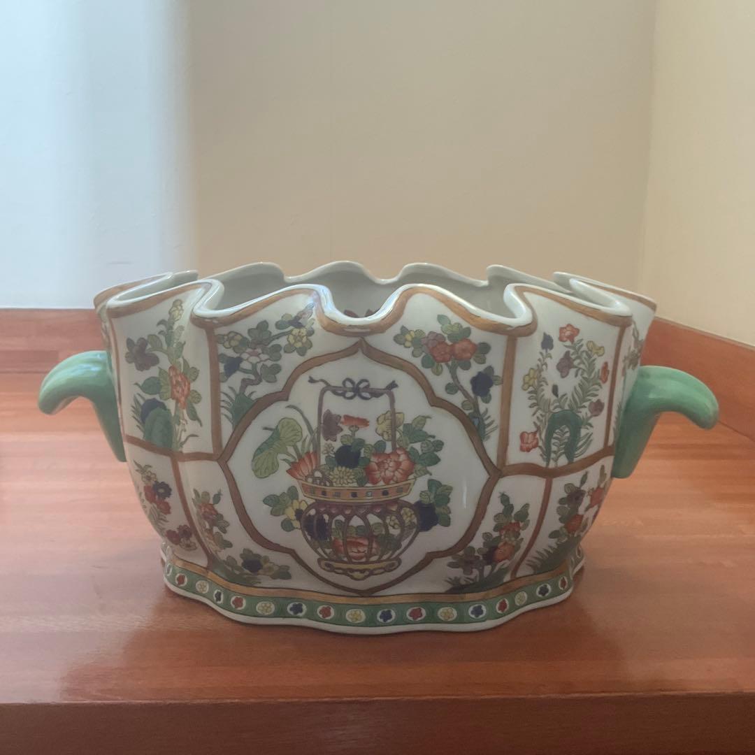 花と果物の装飾 陶器の水鉢、手描き、シノワズリ