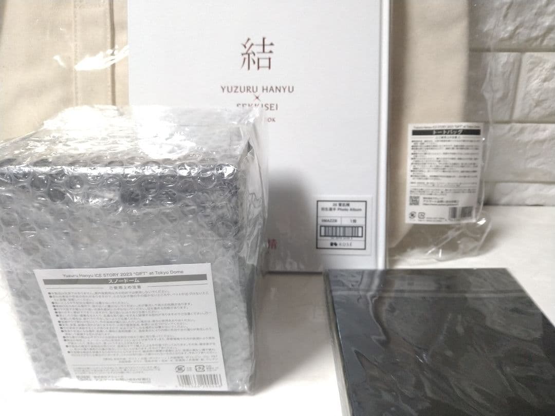 新品未開封　羽生結弦GIFT スノーボール&トートバッグ ・ミラー・フォトブック