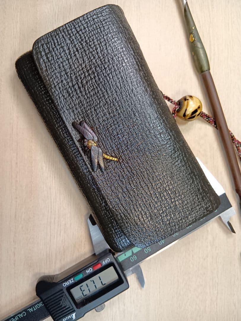 煙草入／蜻蛉前金具／草花図漆蒔絵螺鈿細工