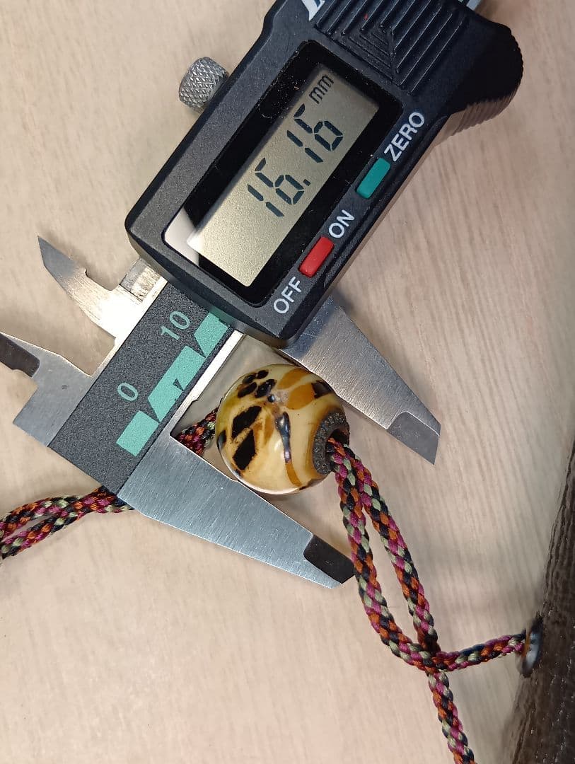 煙草入／蜻蛉前金具／草花図漆蒔絵螺鈿細工