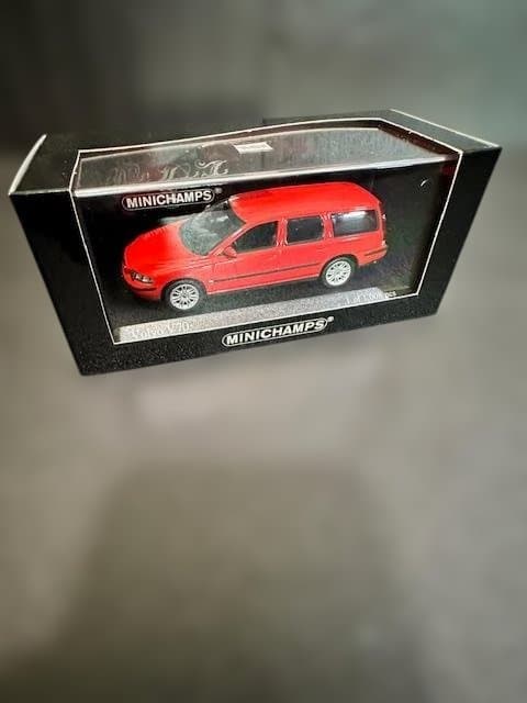 【MINICHAMPS】 Volvo V70 （2000）赤　1/43