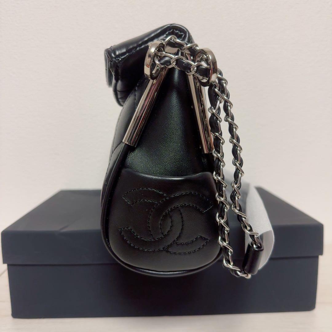 CHANEL ブラックレザー ショルダーバッグ ノベルティ チャーム