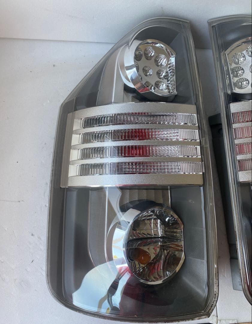 トヨタ 純正 ヴォクシー 70系 後期 ZRR70W テールランプ　左右セット