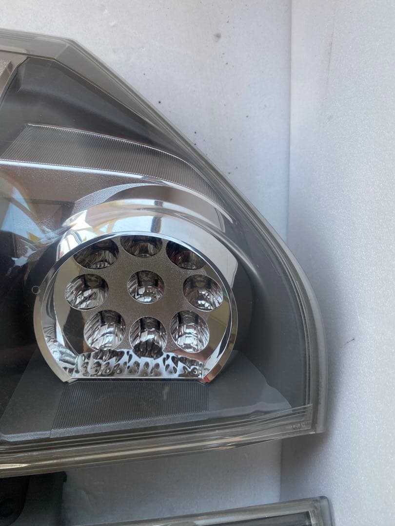 トヨタ 純正 ヴォクシー 70系 後期 ZRR70W テールランプ　左右セット