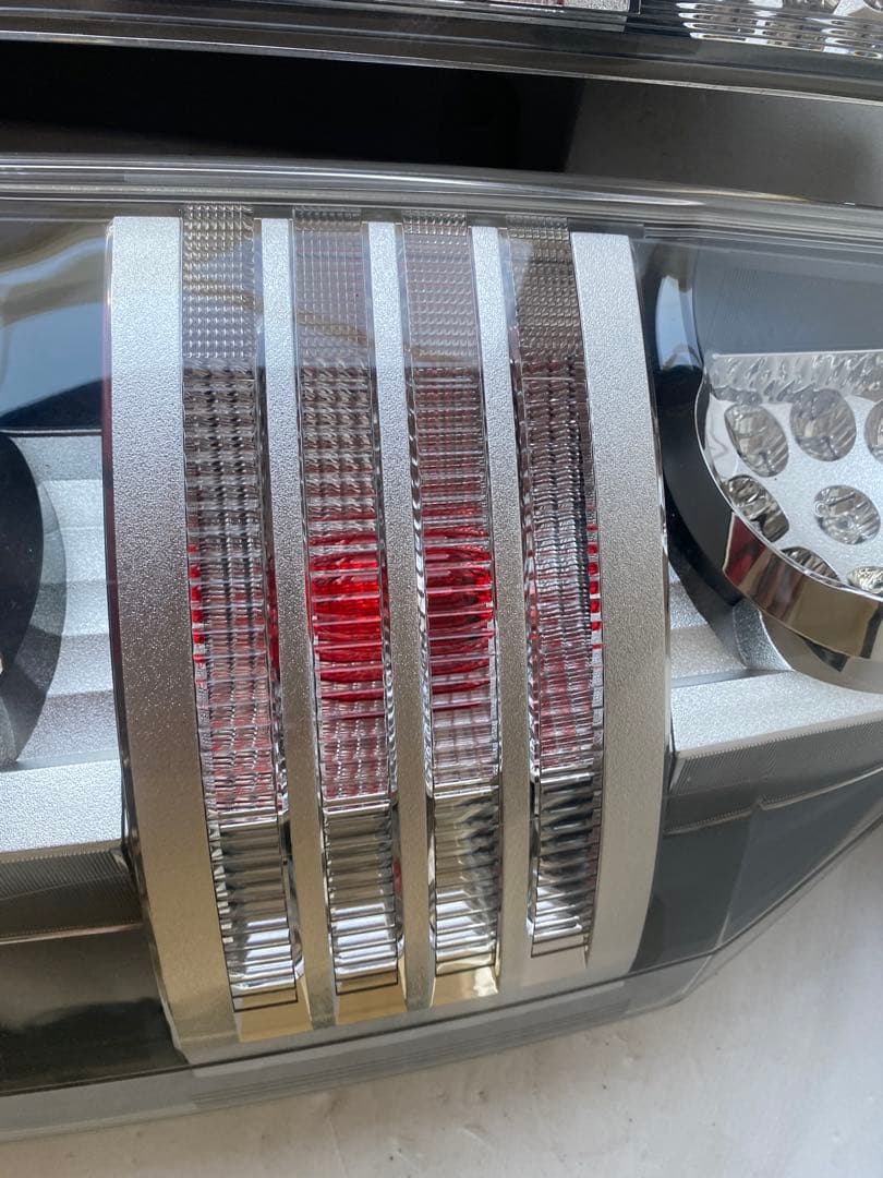 トヨタ 純正 ヴォクシー 70系 後期 ZRR70W テールランプ　左右セット