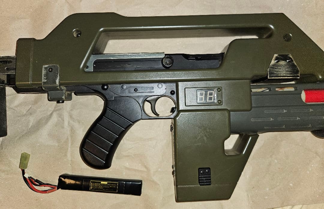 映画エイリアン·パルスライフル(ベースは東京マルイトンプソン)