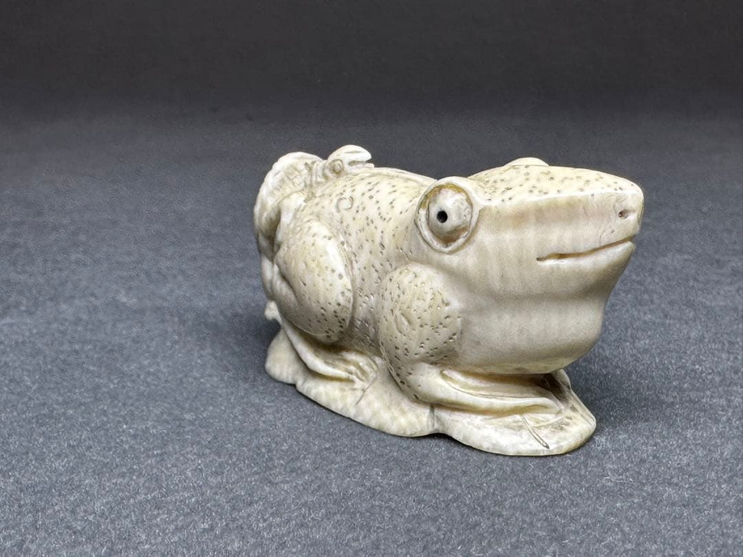 根付　カエル　古美術品　 置物　細密細工　骨董　アンティーク　彫刻 工芸品　在銘