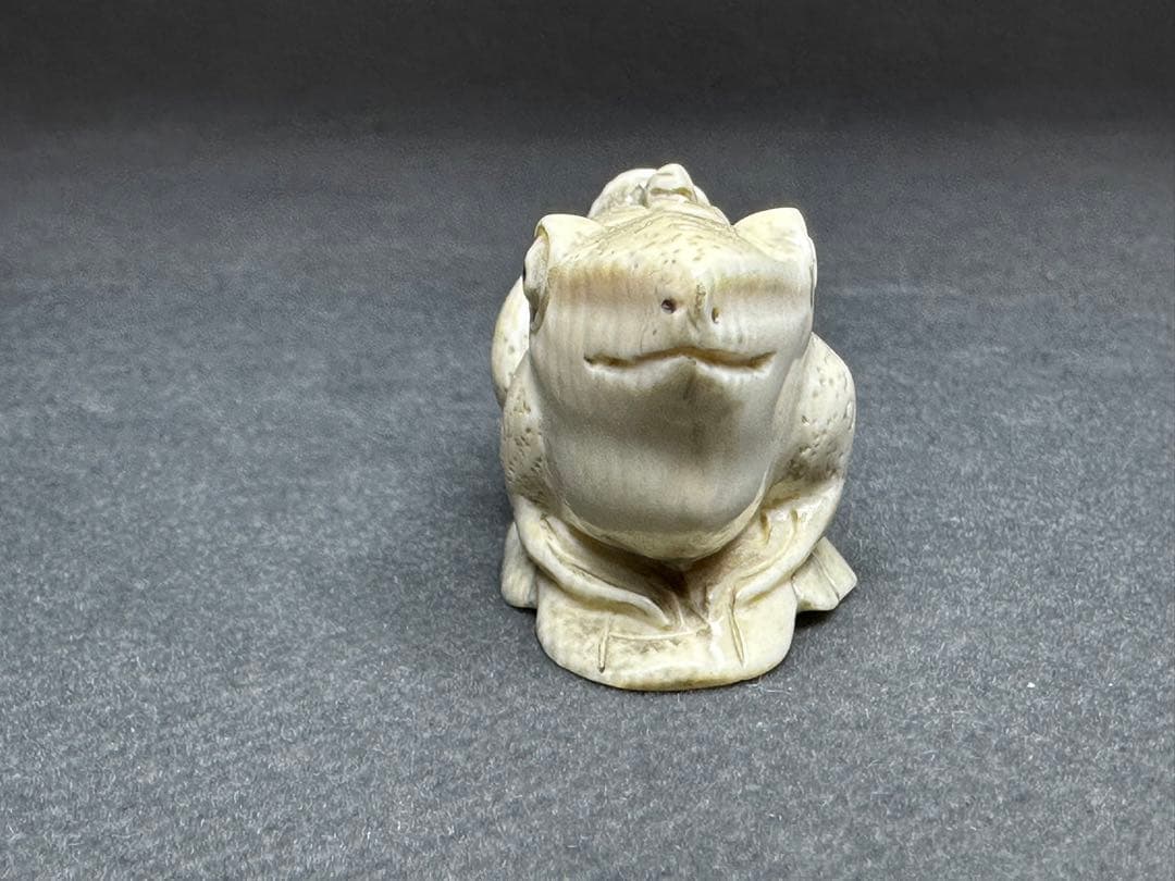 根付　カエル　古美術品　 置物　細密細工　骨董　アンティーク　彫刻 工芸品　在銘