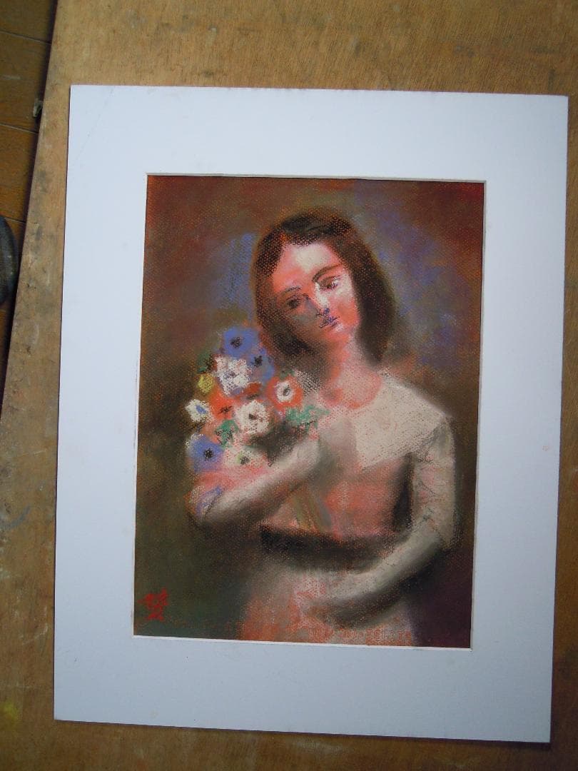 花を抱える少女