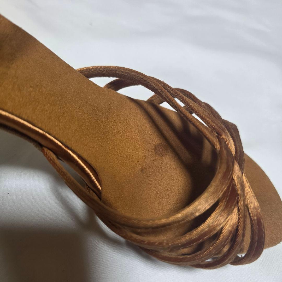 ブロンズ サテン ストラップ サンダル 中ヒール