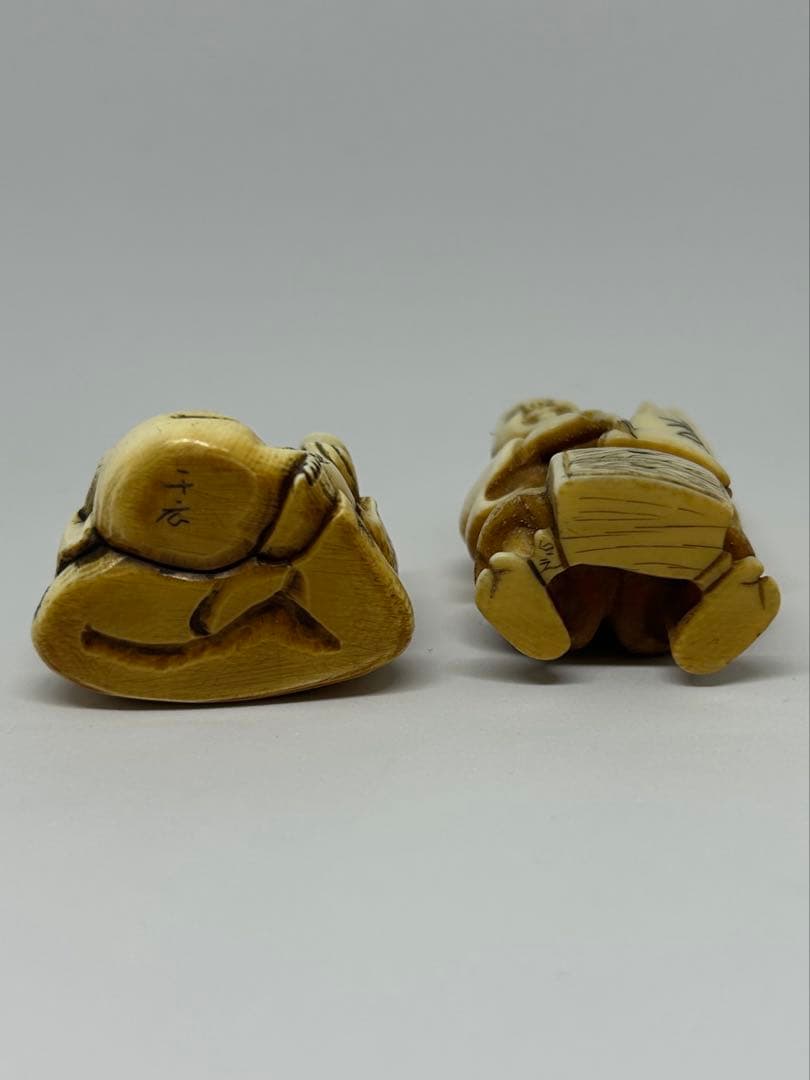 人物根付 二体揃　在銘「千広」「白之」 牙風彫刻 時代根付　骨素材