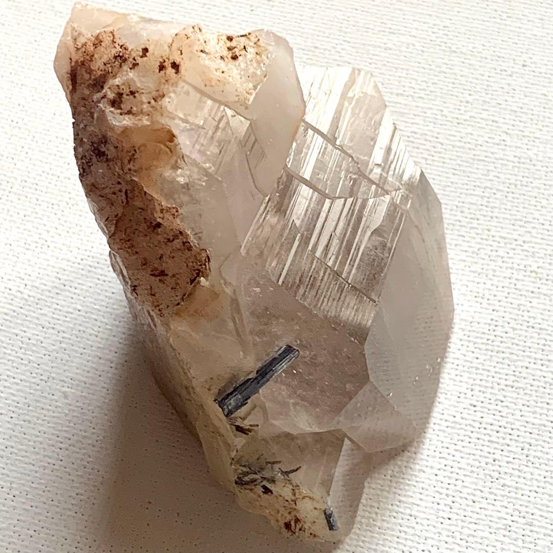 シン・ザギマウンテンクォーツ65/ブラウンファントム/艶々/黒針入り/巨大/自立