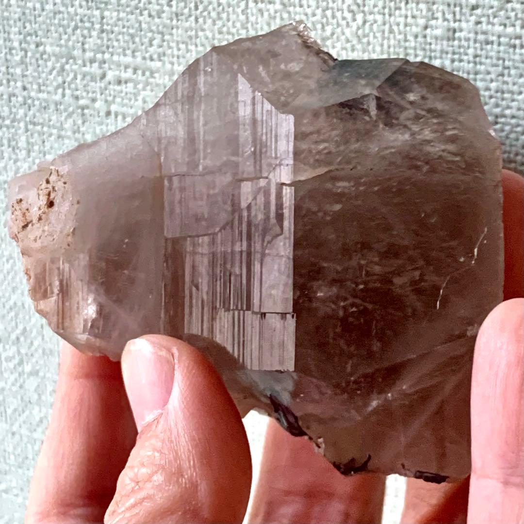 シン・ザギマウンテンクォーツ65/ブラウンファントム/艶々/黒針入り/巨大/自立