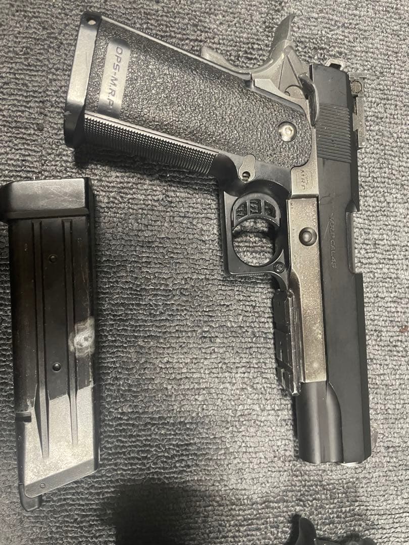 ガスガン×3 電動ガン×1