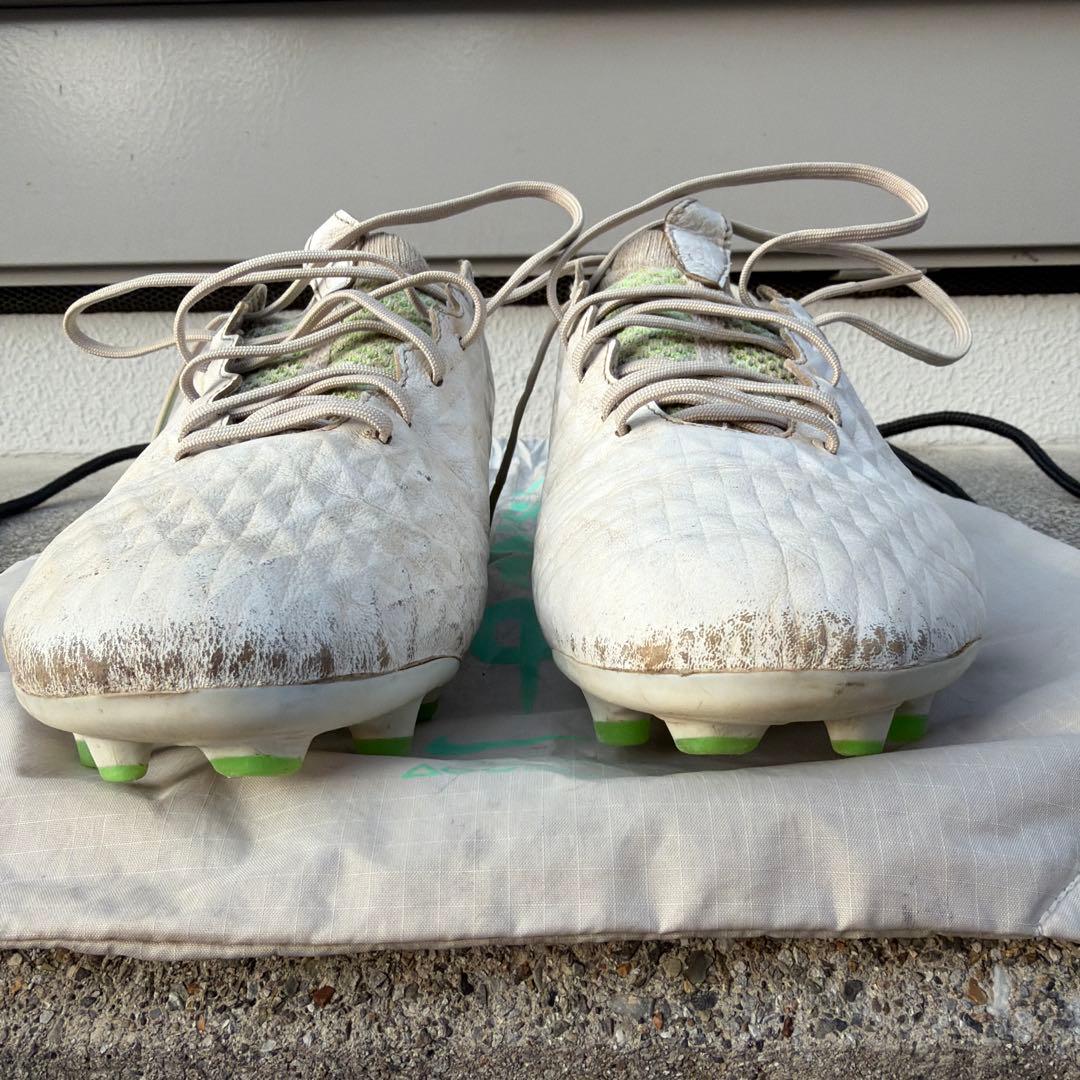 Nike Tiempo レジェンド8 FG ACCモデル