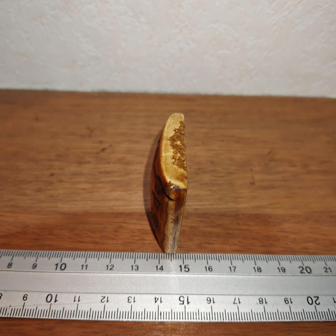 時代提物 七福神根付 天然素材【福禄寿】高さ約4.3cm 重さ約36ｇ 裏面 松