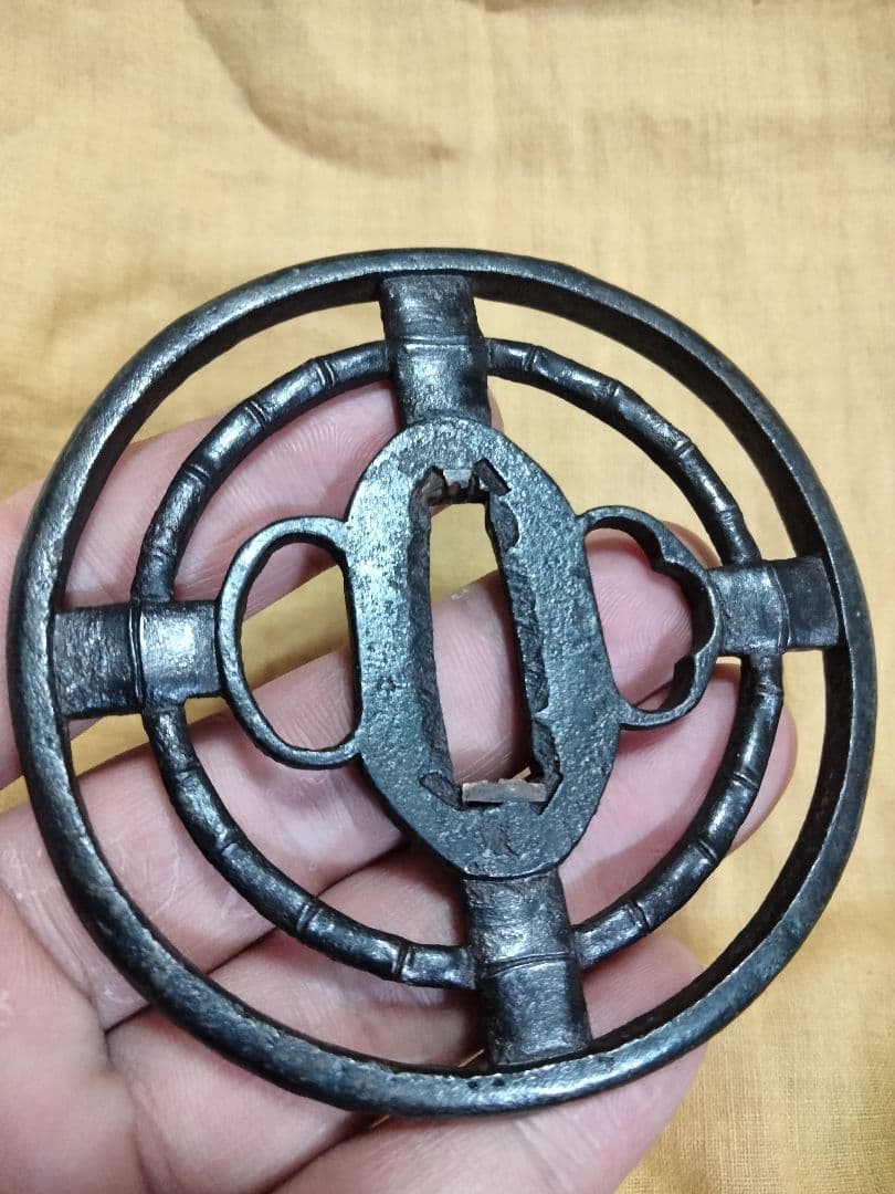 鉄地大鍔　鐔　(尾張　竹輪透かし)　室町〜江戸時代　箱付き