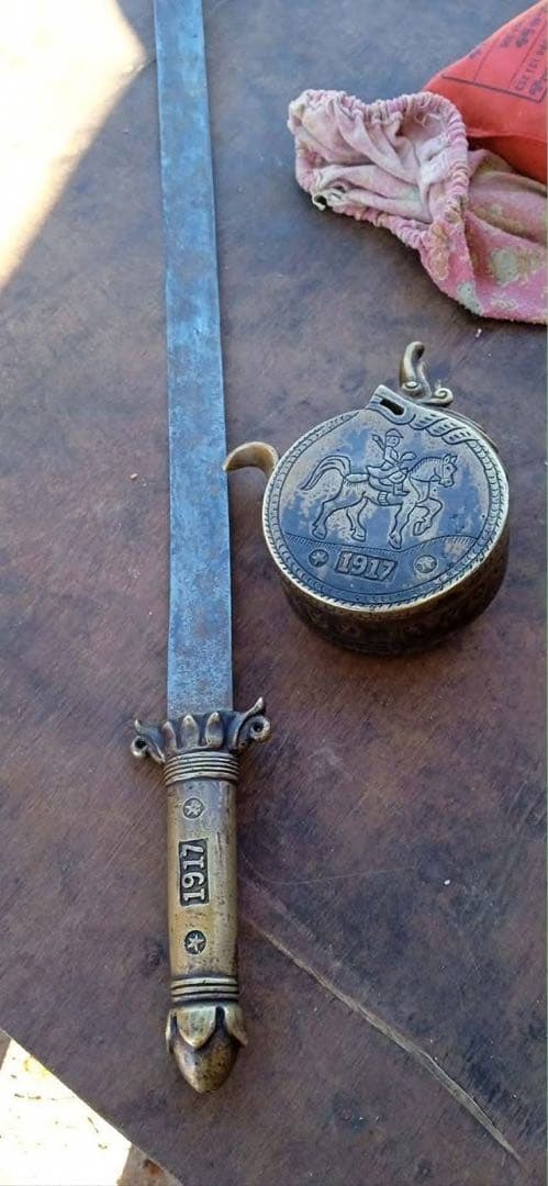 装飾的な金属製ハンドル付きコレクションアイテム