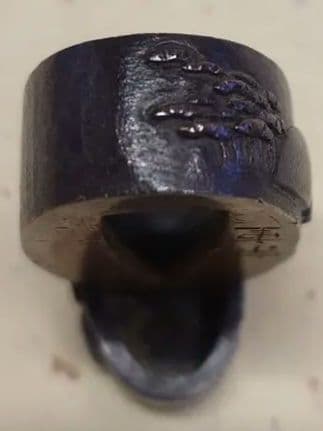 縁頭、赤銅地に山村図、 銘、宗重