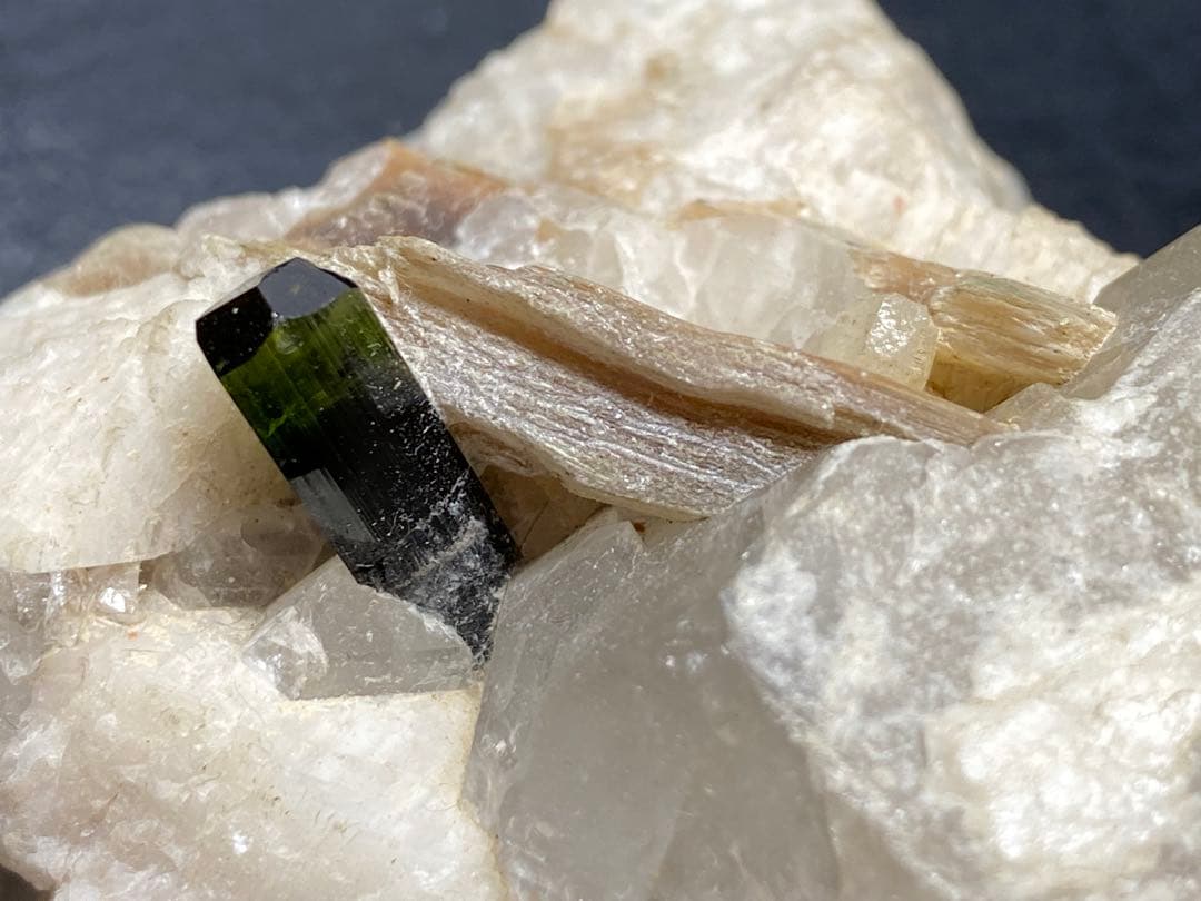 トルマリン　母岩付き　水晶　雲母　243g