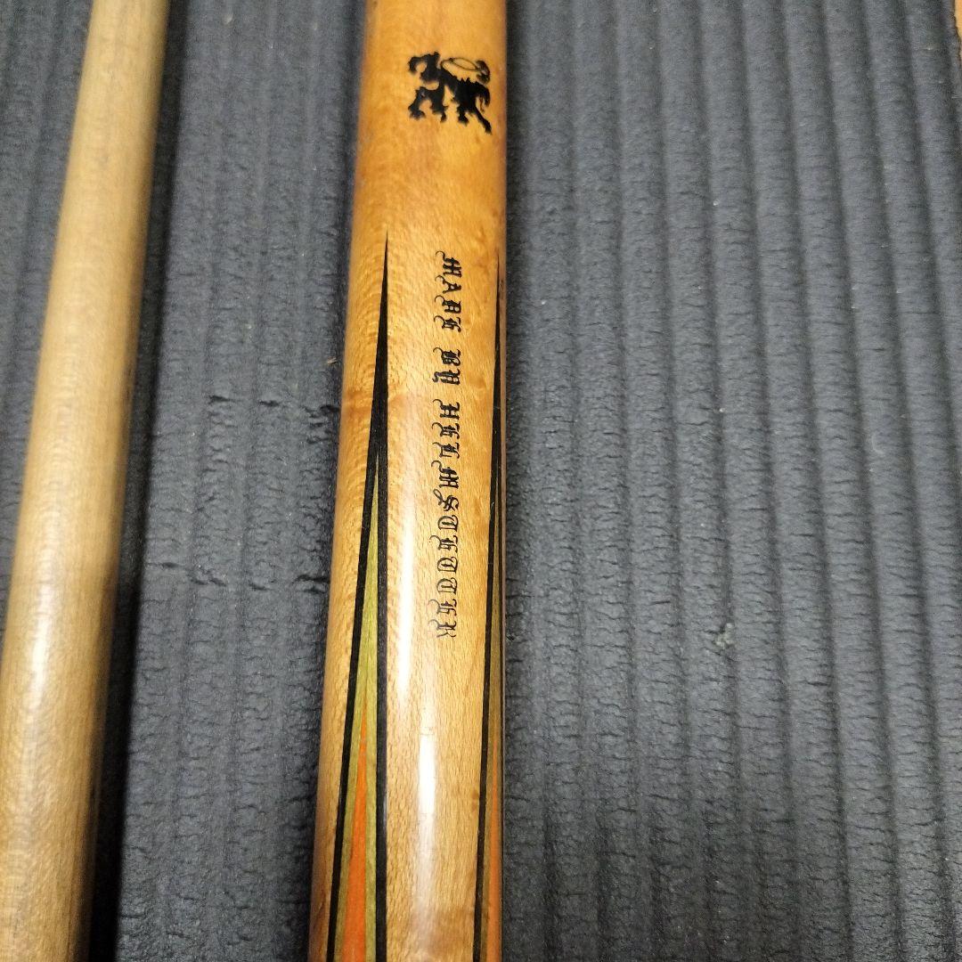 スリークッション用とナインボール用ビリヤードキューセットとスペアとケース付き